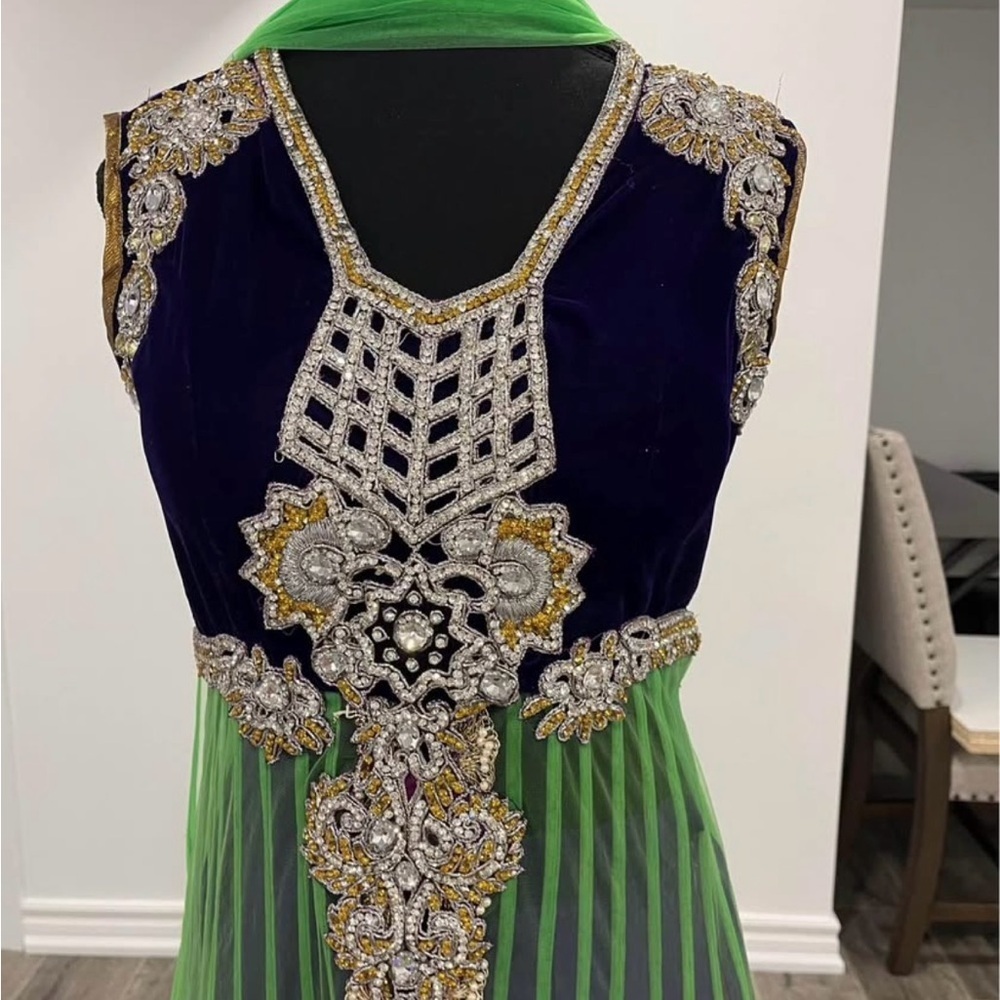 Elegant Green and Black Embroidered Dress - Picture 3 of 6